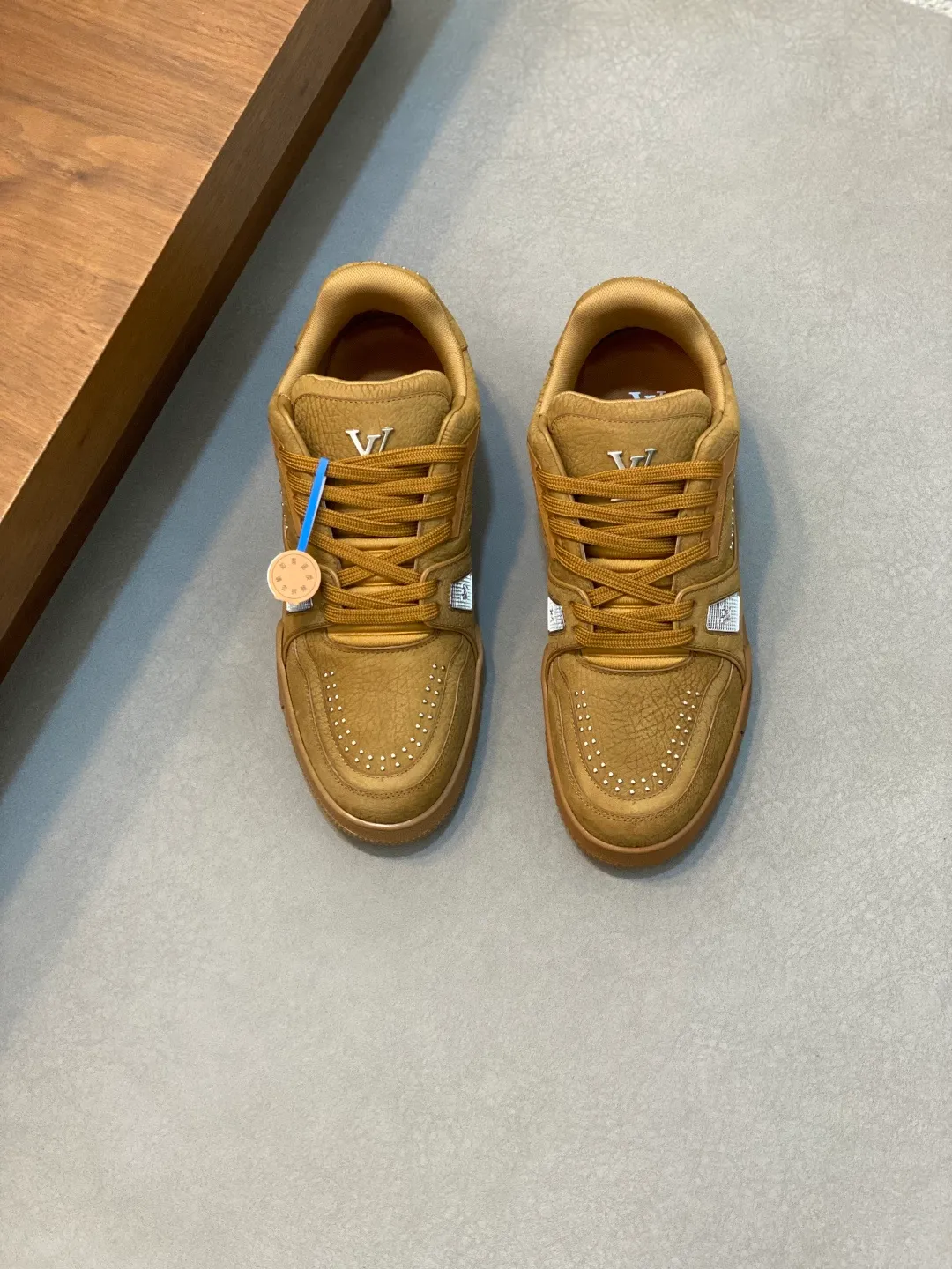 Men's men's shoes 💰820 Lujia New Color Men's 🧍‍♂️trainer sneakers, this LV Trainer sneaker is made of soft grained calfskin, showing pure tones, the #54 logo on the back traces the brand's birth in 1854, the designer's handwritten brand logo embellishes one side, designed by Virgil Abloh himself, a very commemorative sneaker, the new LV Louis Vuitton louis vuitton trainer sneaker low casual sports culture versatile basketball sneakers Size: 35-46 (customized for women 40, men 46)